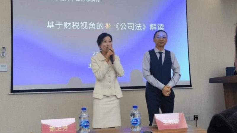 转让双方需到相关部门办理资质变更手续。具体流程如下：